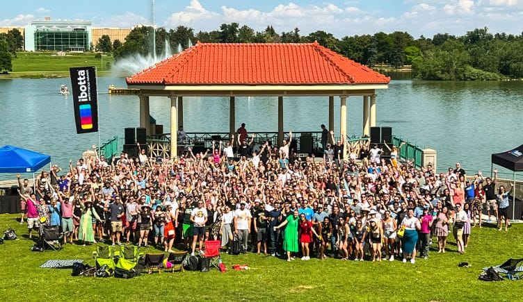 Large group photo in front of lake at Q3 2022 Ibotta picnic