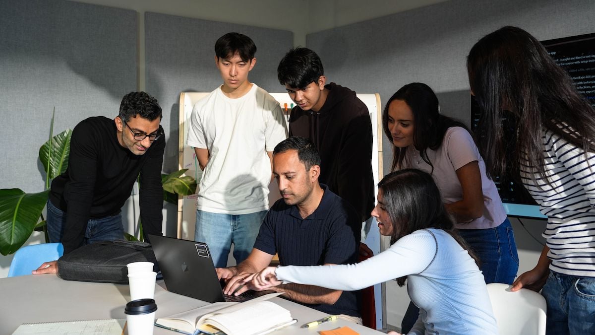 Horowitz Andreessen Academy CEO and Board Director Gagan Biyani with students. Image: The Horowitz Andreessen Academy