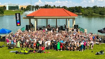Large group photo in front of lake at Q3 2022 Ibotta picnic