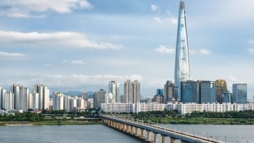 An aerial view of Seoul with a focus on the Jamsil Railway Bridge and the Hangang.