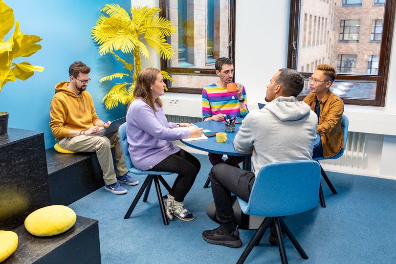 Smartly.io colleagues having a team huddle in the office