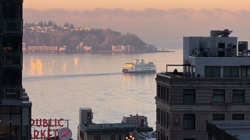 A photo of the Seattle bay at sunset. 