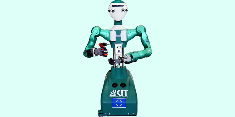 İnsansı robot Armar 6, elinde bir matkap tutuyor.