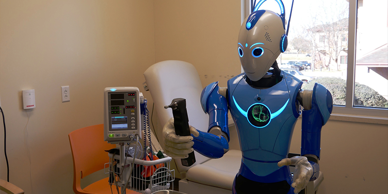 İnsansı robot Beomni, hastane ortamında tıbbi bir cihazı tutuyor.