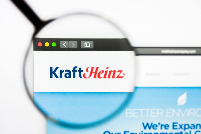  A magnifying glass focused on the Kraft Heinz logo displayed on a computer screen.