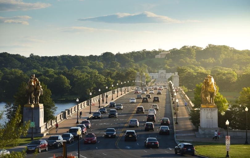 shutterstock arlington bridge memorial during rush hour