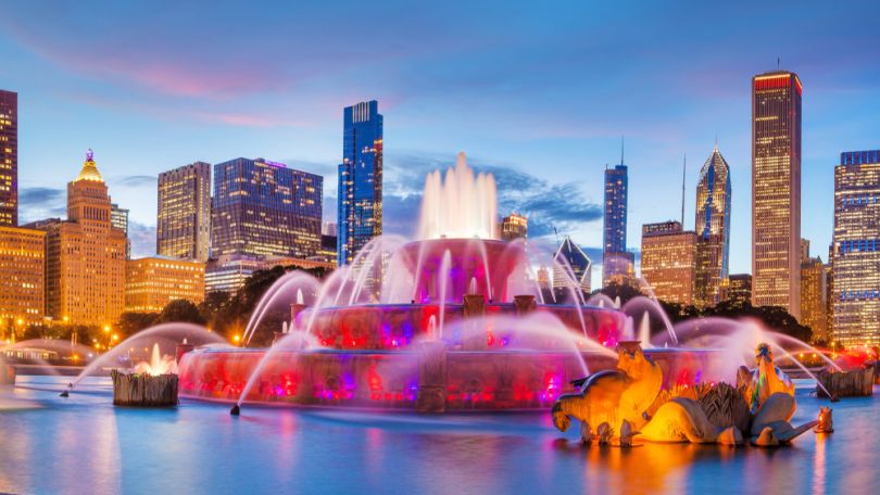Chicago skyline and Buckingham fountain.